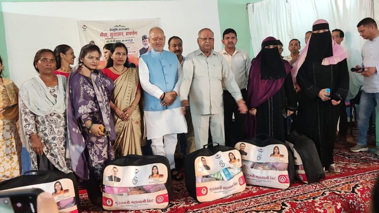 कालाढूंगी में आयोजित सेवा, सुशासन एवं समर्पण अभियान के जन कल्याण शिविर का शुभारंभ करते विधायक बंशीधर भगत और उपजिलाधिकारी सुधीर कुमार।