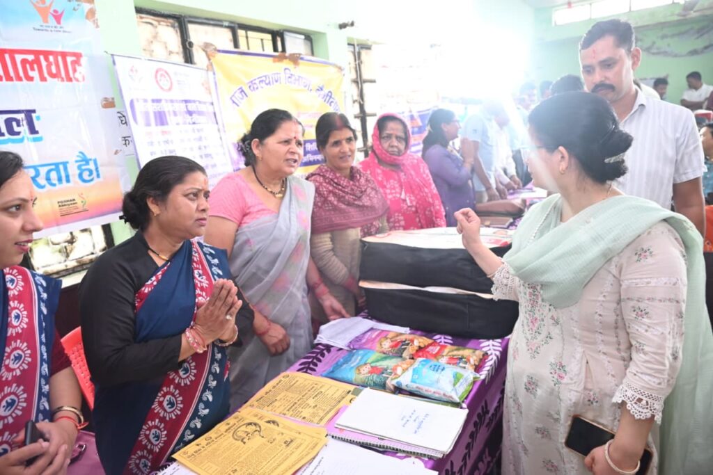बेतालघाट के गरमपानी-खैरना में आयोजित जनकल्याण शिविर में लाभार्थियों को योजनाओं का लाभ प्रदान करते अधिकारी