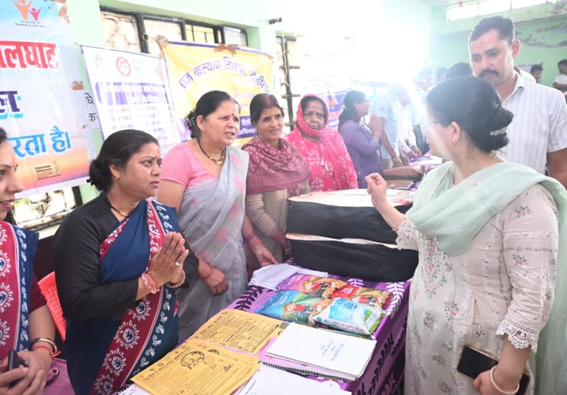 बेतालघाट के गरमपानी-खैरना में आयोजित जनकल्याण शिविर में लाभार्थियों को योजनाओं का लाभ प्रदान करते अधिकारी