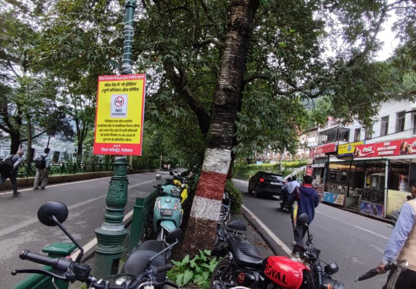 नैनीताल माल रोड पर नो हॉर्न नियम लागू करने की जानकारी देते हुए प्रशासन।