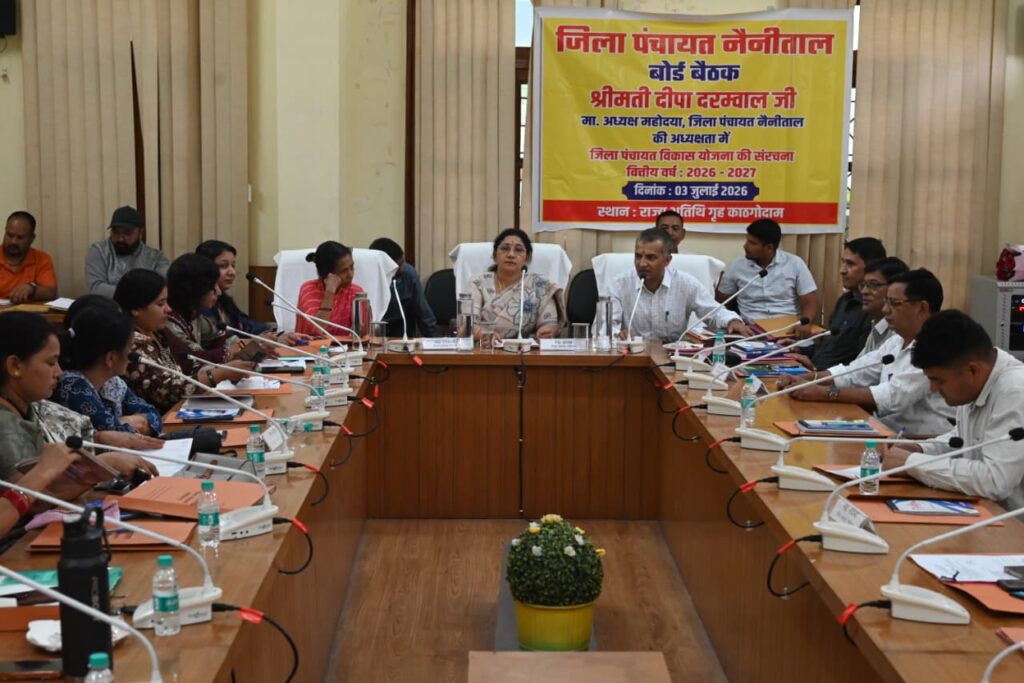 काठगोदाम में आयोजित जिला पंचायत नैनीताल की बोर्ड बैठक में अध्यक्ष दीपा दरम्वाल बजट बैठक की अध्यक्षता करते हुए