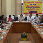 काठगोदाम में आयोजित जिला पंचायत नैनीताल की बोर्ड बैठक में अध्यक्ष दीपा दरम्वाल बजट बैठक की अध्यक्षता करते हुए