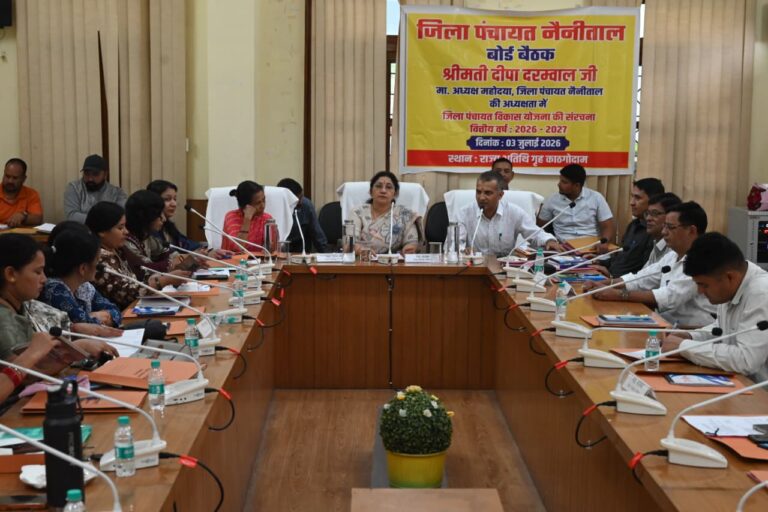 काठगोदाम में आयोजित जिला पंचायत नैनीताल की बोर्ड बैठक में अध्यक्ष दीपा दरम्वाल बजट बैठक की अध्यक्षता करते हुए
