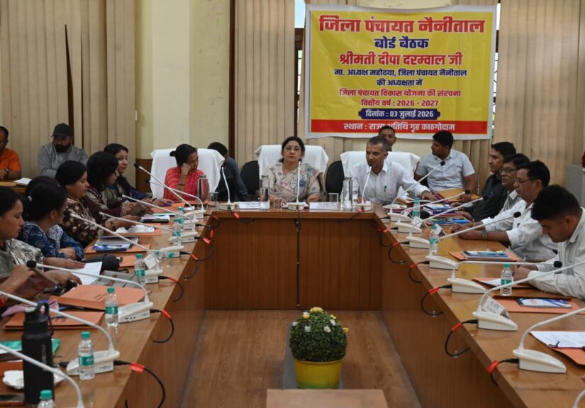 काठगोदाम में आयोजित जिला पंचायत नैनीताल की बोर्ड बैठक में अध्यक्ष दीपा दरम्वाल बजट बैठक की अध्यक्षता करते हुए