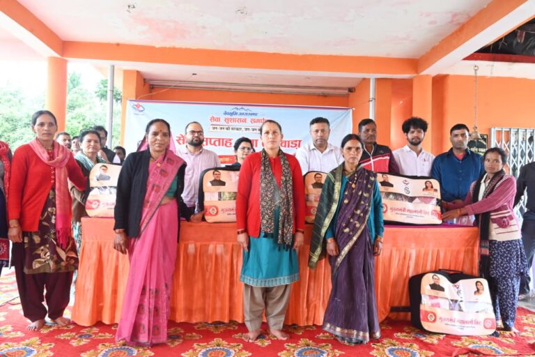 ओखलकांडा के ग्राम नाई में आयोजित सेवा, सुशासन एवं समर्पण अभियान के जन कल्याणकारी शिविर में ग्रामीणों की समस्याएं सुनते अधिकारी
