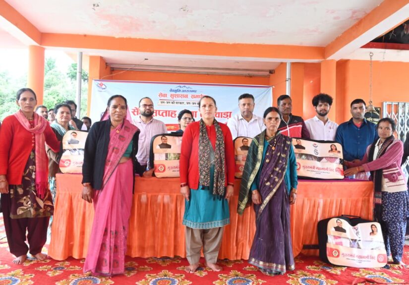 ओखलकांडा के ग्राम नाई में आयोजित सेवा, सुशासन एवं समर्पण अभियान के जन कल्याणकारी शिविर में ग्रामीणों की समस्याएं सुनते अधिकारी
