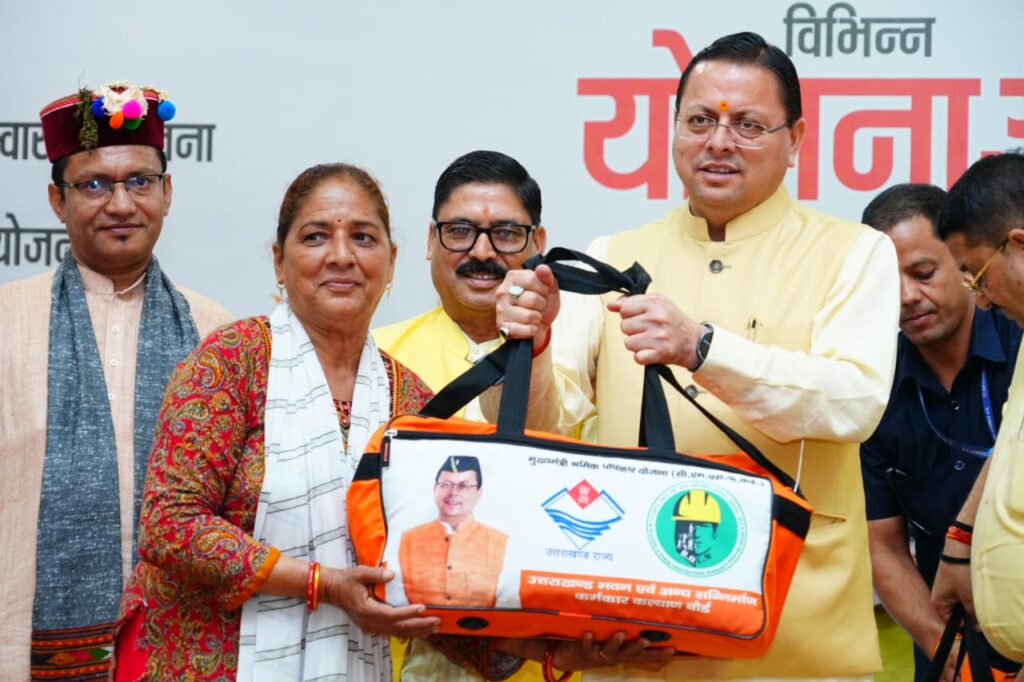 मुख्यमंत्री पुष्कर सिंह धामी श्रमिक कल्याण योजनाओं का शुभारंभ करते हुए और मेडिकल मोबाइल वैन को हरी झंडी दिखाते हुए