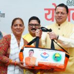 मुख्यमंत्री पुष्कर सिंह धामी श्रमिक कल्याण योजनाओं का शुभारंभ करते हुए और मेडिकल मोबाइल वैन को हरी झंडी दिखाते हुए