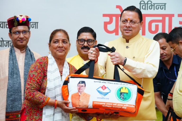 मुख्यमंत्री पुष्कर सिंह धामी श्रमिक कल्याण योजनाओं का शुभारंभ करते हुए और मेडिकल मोबाइल वैन को हरी झंडी दिखाते हुए