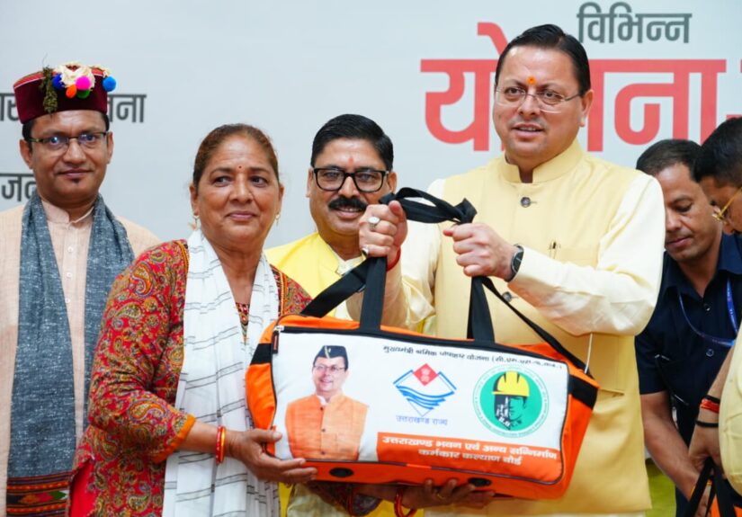मुख्यमंत्री पुष्कर सिंह धामी श्रमिक कल्याण योजनाओं का शुभारंभ करते हुए और मेडिकल मोबाइल वैन को हरी झंडी दिखाते हुए