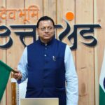 मुख्यमंत्री पुष्कर सिंह धामी और केंद्रीय रेल मंत्री अश्विनी वैष्णव वर्चुअल माध्यम से रामनगर-देहरादून एक्सप्रेस रेल सेवा का शुभारंभ करते हुए।