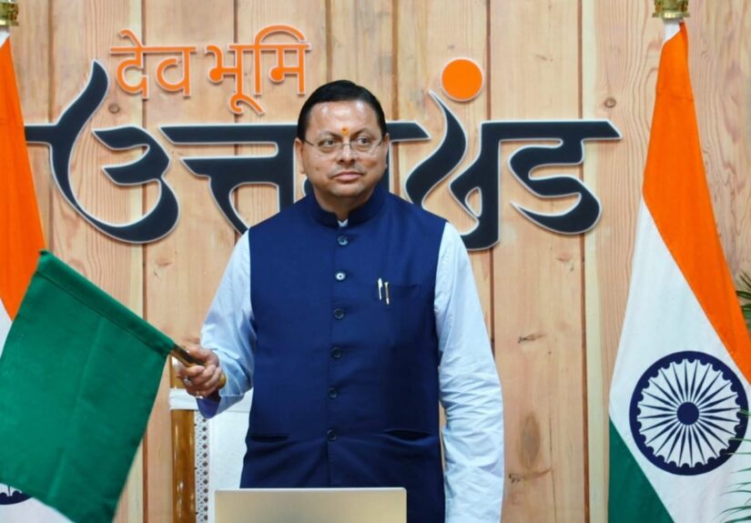 मुख्यमंत्री पुष्कर सिंह धामी और केंद्रीय रेल मंत्री अश्विनी वैष्णव वर्चुअल माध्यम से रामनगर-देहरादून एक्सप्रेस रेल सेवा का शुभारंभ करते हुए।