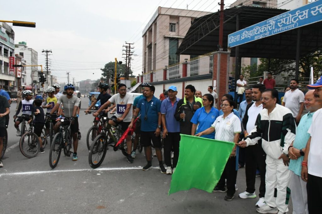 हल्द्वानी में सेवा पखवाड़ा 2026 के दौरान सांसद अजय भट्ट ने साइकिलिंग प्रतियोगिता को हरी झंडी दिखाकर शुभारंभ किया।