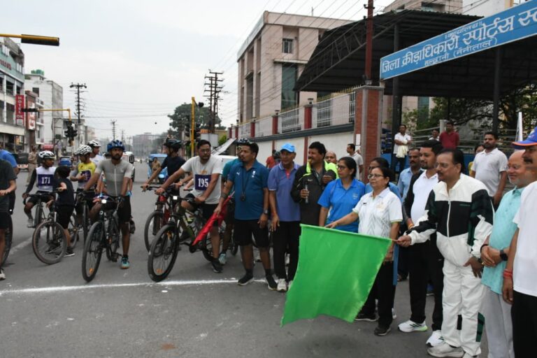 हल्द्वानी में सेवा पखवाड़ा 2026 के दौरान सांसद अजय भट्ट ने साइकिलिंग प्रतियोगिता को हरी झंडी दिखाकर शुभारंभ किया।