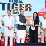 विश्व बाघ दिवस पर देहरादून में आयोजित कार्यक्रम में सिंगल-यूज़ प्लास्टिक पर जनभागीदारी आधारित अभियान का आह्वान करते मुख्यमंत्री पुष्कर सिंह धामी।