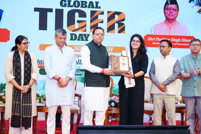विश्व बाघ दिवस पर देहरादून में आयोजित कार्यक्रम में सिंगल-यूज़ प्लास्टिक पर जनभागीदारी आधारित अभियान का आह्वान करते मुख्यमंत्री पुष्कर सिंह धामी।