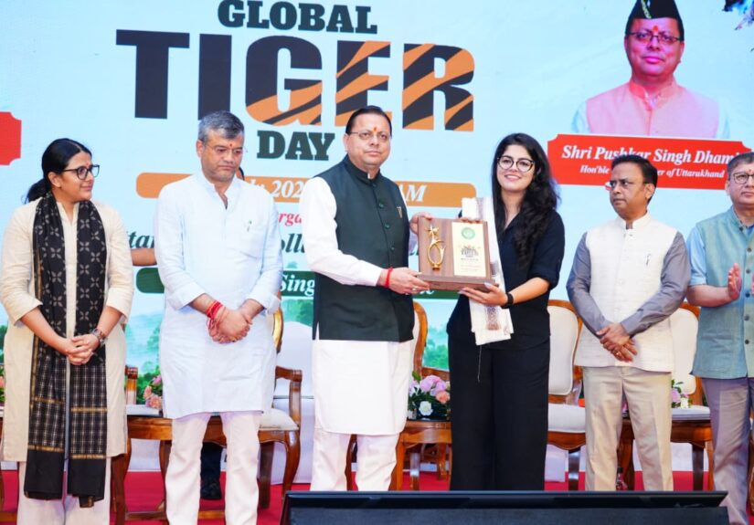 विश्व बाघ दिवस पर देहरादून में आयोजित कार्यक्रम में सिंगल-यूज़ प्लास्टिक पर जनभागीदारी आधारित अभियान का आह्वान करते मुख्यमंत्री पुष्कर सिंह धामी।