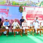हर्रावाला रेलवे स्टेशन से सोमनाथ स्वाभिमान पर्व विशेष ट्रेन को हरी झंडी दिखाते मुख्यमंत्री पुष्कर सिंह धामी