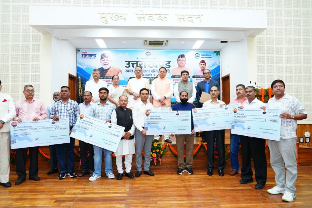 मुख्यमंत्री पुष्कर सिंह धामी उत्तराखंड स्वच्छ गतिशीलता परिवर्तन नीति-2024 के तहत लाभार्थियों को सब्सिडी चेक वितरित करते हुए और स्वच्छ ईंधन आधारित वाहनों को फ्लैग ऑफ करते हुए।