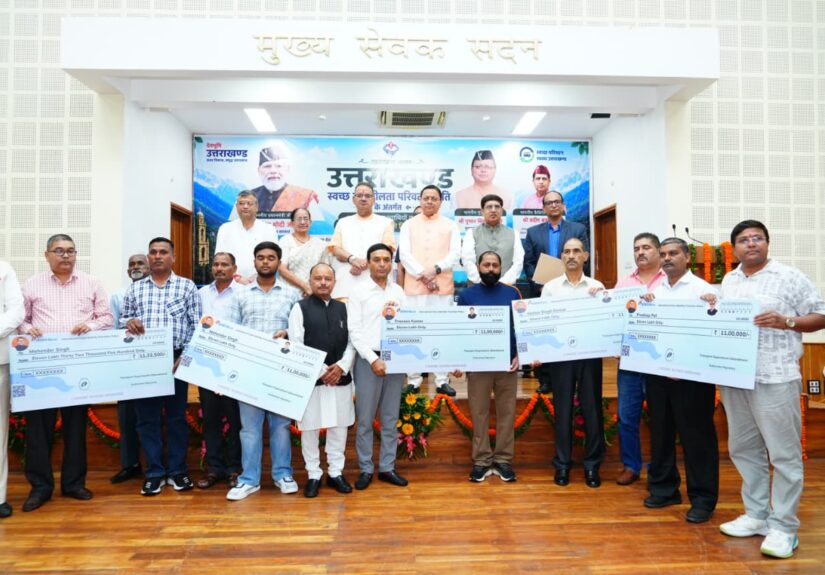 मुख्यमंत्री पुष्कर सिंह धामी उत्तराखंड स्वच्छ गतिशीलता परिवर्तन नीति-2024 के तहत लाभार्थियों को सब्सिडी चेक वितरित करते हुए और स्वच्छ ईंधन आधारित वाहनों को फ्लैग ऑफ करते हुए।