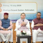 मुख्यमंत्री पुष्कर सिंह धामी उत्तराखंड CSR डायलॉग कार्यक्रम में उद्योग समूहों और कॉर्पोरेट प्रतिनिधियों को संबोधित करते हुए।