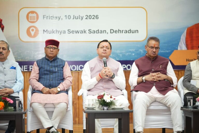 मुख्यमंत्री पुष्कर सिंह धामी उत्तराखंड CSR डायलॉग कार्यक्रम में उद्योग समूहों और कॉर्पोरेट प्रतिनिधियों को संबोधित करते हुए।