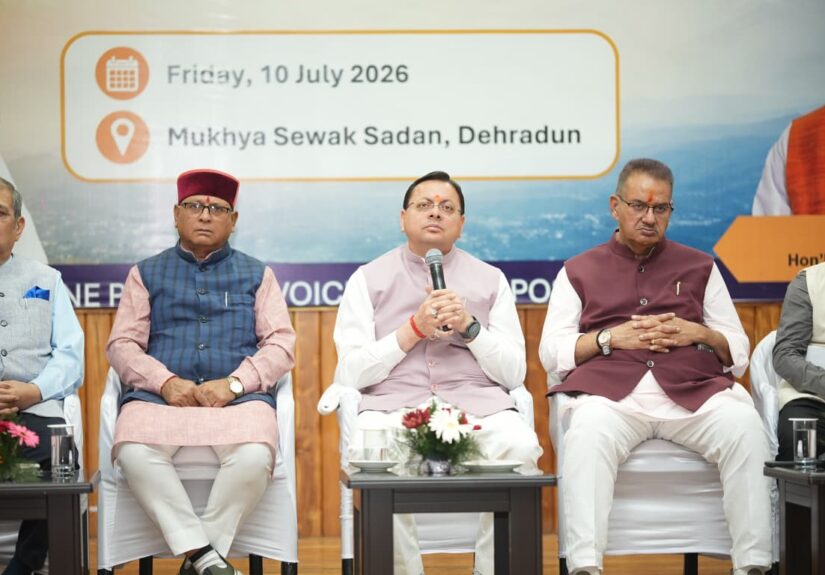 मुख्यमंत्री पुष्कर सिंह धामी उत्तराखंड CSR डायलॉग कार्यक्रम में उद्योग समूहों और कॉर्पोरेट प्रतिनिधियों को संबोधित करते हुए।