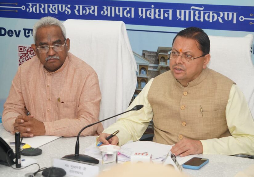 मुख्यमंत्री पुष्कर सिंह धामी देहरादून में राज्य स्तरीय मानसून पूर्व मॉक ड्रिल के दौरान अधिकारियों को आपदा प्रबंधन के निर्देश देते हुए।