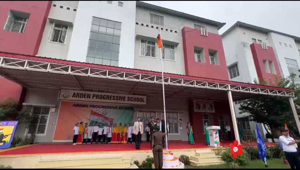 आर्डन प्रोग्रेसिव स्कूल लामाचौड़ में स्वतंत्रता दिवस समारोह के दौरान ध्वजारोहण और सांस्कृतिक कार्यक्रम में शामिल अतिथि एवं विद्यार्थी
