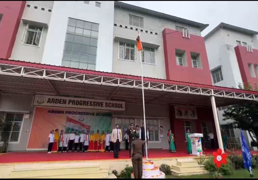 आर्डन प्रोग्रेसिव स्कूल लामाचौड़ में स्वतंत्रता दिवस समारोह के दौरान ध्वजारोहण और सांस्कृतिक कार्यक्रम में शामिल अतिथि एवं विद्यार्थी