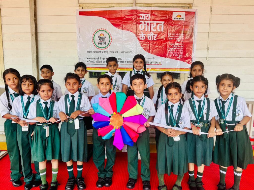आर्डन प्रोग्रेसिव स्कूल लामाचौड़ में रक्षाबंधन कार्यक्रम के दौरान छात्रों को राखी बांधती छात्राएं