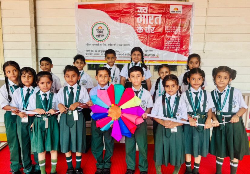 आर्डन प्रोग्रेसिव स्कूल लामाचौड़ में रक्षाबंधन कार्यक्रम के दौरान छात्रों को राखी बांधती छात्राएं