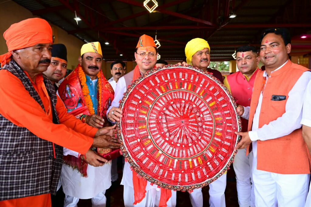देवीधुरा बग्वाल 2025 में फलों और फूलों से ऐतिहासिक बग्वाल देखते मुख्यमंत्री पुष्कर सिंह धामी और श्रद्धालु