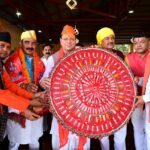 देवीधुरा बग्वाल 2025 में फलों और फूलों से ऐतिहासिक बग्वाल देखते मुख्यमंत्री पुष्कर सिंह धामी और श्रद्धालु