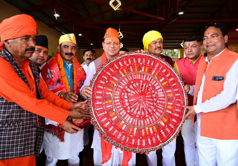 देवीधुरा बग्वाल 2025 में फलों और फूलों से ऐतिहासिक बग्वाल देखते मुख्यमंत्री पुष्कर सिंह धामी और श्रद्धालु