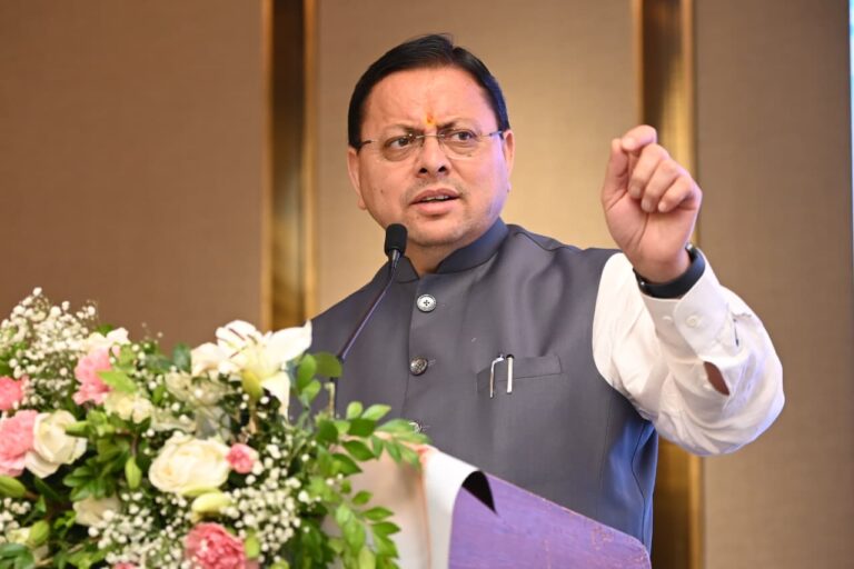 हल्द्वानी में व्यापारियों और उद्योग प्रतिनिधियों के साथ संवाद करते मुख्यमंत्री पुष्कर सिंह धामी