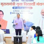मुख्यमंत्री पुष्कर सिंह धामी मुख्यमंत्री युवा विद्यार्थी मंथन कार्यक्रम में विद्यार्थियों को संबोधित करते हुए
