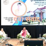 दून विश्वविद्यालय में छात्र-छात्राओं से संवाद करते मुख्यमंत्री पुष्कर सिंह धामी