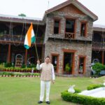 मुख्यमंत्री पुष्कर सिंह धामी ने मुख्यमंत्री आवास पर तिरंगा फहराकर हर घर तिरंगा अभियान का संदेश दिया