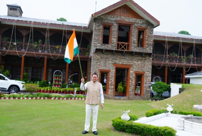 मुख्यमंत्री पुष्कर सिंह धामी ने मुख्यमंत्री आवास पर तिरंगा फहराकर हर घर तिरंगा अभियान का संदेश दिया