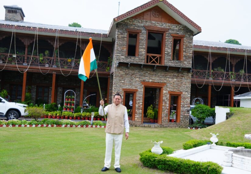 मुख्यमंत्री पुष्कर सिंह धामी ने मुख्यमंत्री आवास पर तिरंगा फहराकर हर घर तिरंगा अभियान का संदेश दिया
