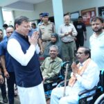 मुख्यमंत्री पुष्कर सिंह धामी खटीमा कैंप कार्यालय में दिव्यांगजनों और वरिष्ठ नागरिकों को सहायक उपकरण वितरित करते हुए