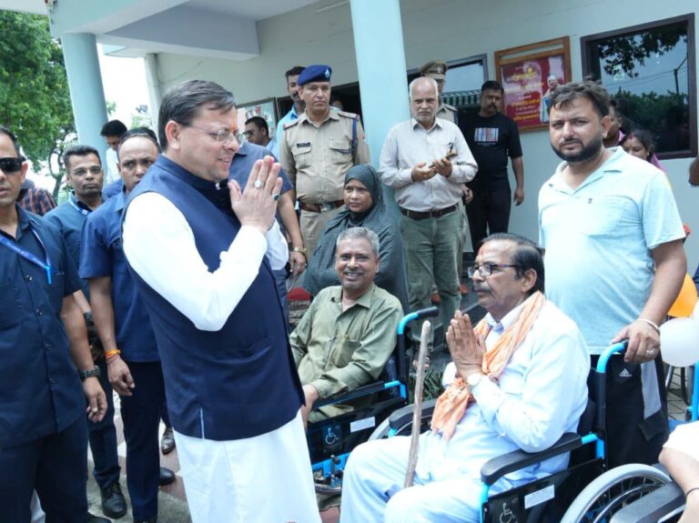 मुख्यमंत्री पुष्कर सिंह धामी खटीमा कैंप कार्यालय में दिव्यांगजनों और वरिष्ठ नागरिकों को सहायक उपकरण वितरित करते हुए