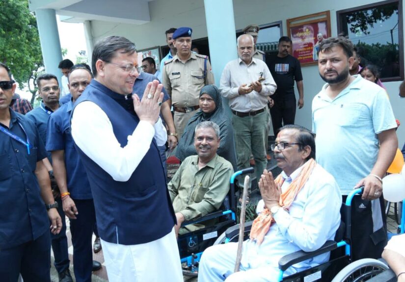 मुख्यमंत्री पुष्कर सिंह धामी खटीमा कैंप कार्यालय में दिव्यांगजनों और वरिष्ठ नागरिकों को सहायक उपकरण वितरित करते हुए