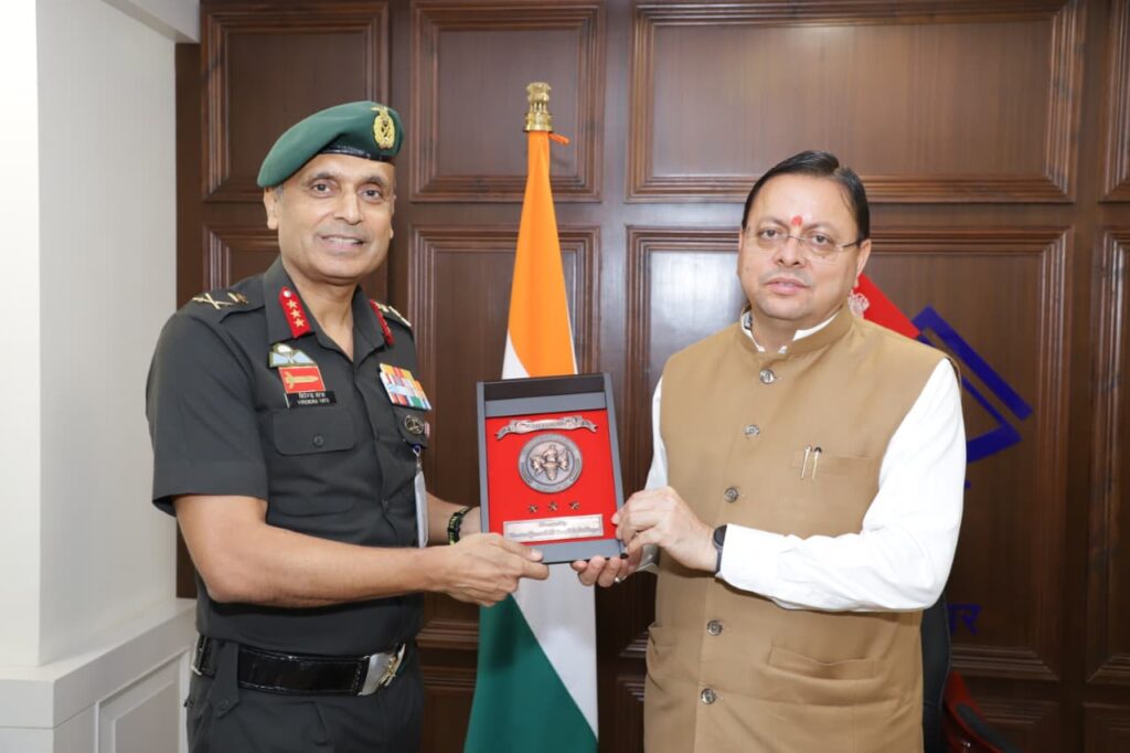 मुख्यमंत्री पुष्कर सिंह धामी नई दिल्ली में एनसीसी महानिदेशक लेफ्टिनेंट जनरल वीरेन्द्र वत्स से मुलाकात करते हुए