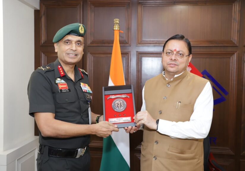 मुख्यमंत्री पुष्कर सिंह धामी नई दिल्ली में एनसीसी महानिदेशक लेफ्टिनेंट जनरल वीरेन्द्र वत्स से मुलाकात करते हुए