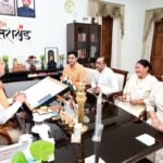 मुख्यमंत्री पुष्कर सिंह धामी से मुख्यमंत्री आवास में मुलाकात करते शेफ केशव नेगी और उनका परिवार