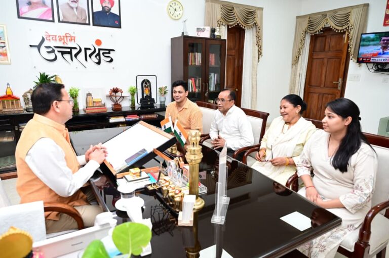 मुख्यमंत्री पुष्कर सिंह धामी से मुख्यमंत्री आवास में मुलाकात करते शेफ केशव नेगी और उनका परिवार