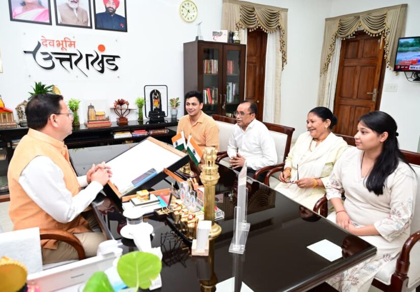 मुख्यमंत्री पुष्कर सिंह धामी से मुख्यमंत्री आवास में मुलाकात करते शेफ केशव नेगी और उनका परिवार