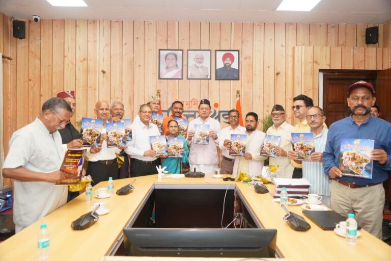 मुख्यमंत्री पुष्कर सिंह धामी उत्तराखंड क्षत्रिय कल्याण समिति की वेबसाइट और क्षत्रिय जागरण स्मारिका का विमोचन करते हुए